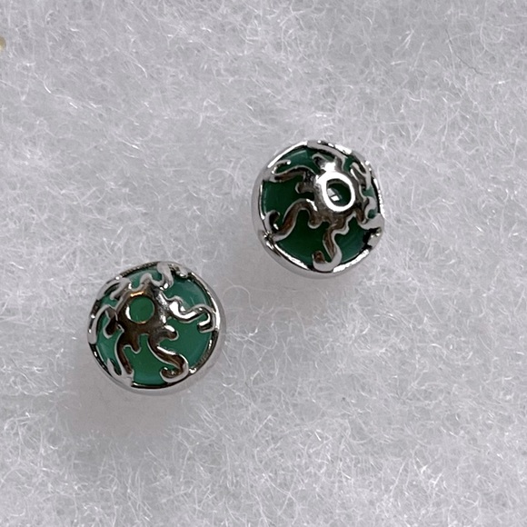 Green oriental studs - Picture 1 of 3